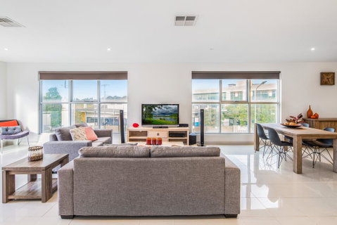 Modern Unit With Balconies Near Melbourne Airport - Accommodation Guide 0