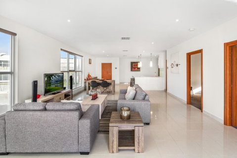 Modern Unit With Balconies Near Melbourne Airport - Accommodation Guide 2