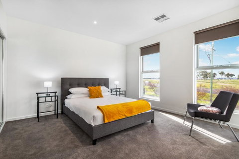 Modern Unit With Balconies Near Melbourne Airport - Accommodation Guide 1