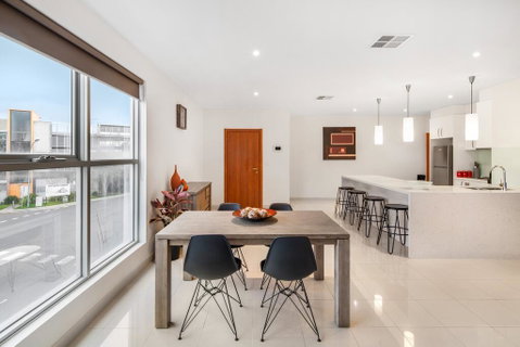 Modern Unit With Balconies Near Melbourne Airport - Accommodation Guide 3