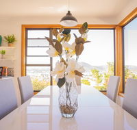 Moonah House-10 mins to CBD  MONA 4BR 2 BATH great view park 3 cars sleep 11 king bed en-suite - Accommodation Asia