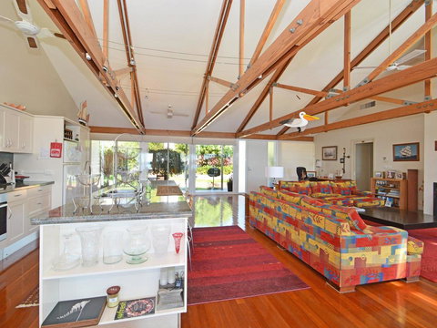 Morisset Bay Waterfront Views Lake House Looking Over Trinity Marina - Accommodation Asia 2