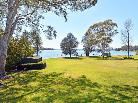 Morisset Bay Waterfront Views Lake House Looking Over Trinity Marina - Accommodation Asia 3