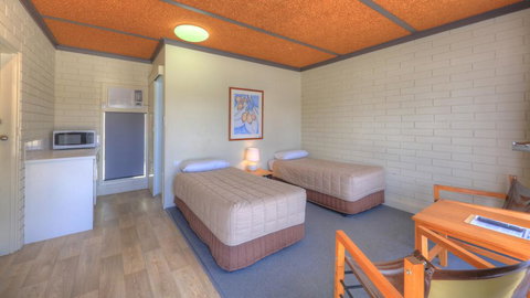 Motel Meneres - Accommodation Asia 1