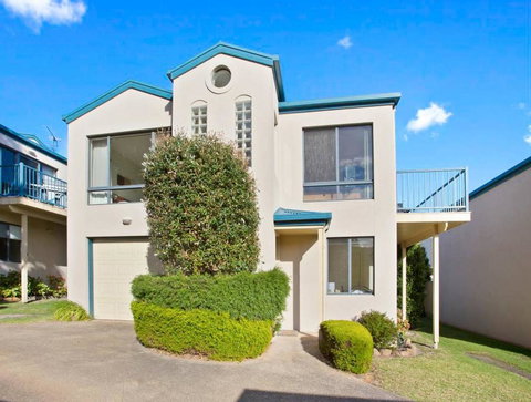 NELSON COVE 2 - Townhouse A Short Walk To Town - Accommodation Guide 0