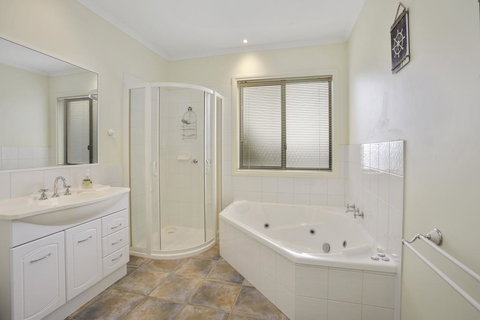 NELSON COVE 2 - Townhouse A Short Walk To Town - Accommodation Guide 3