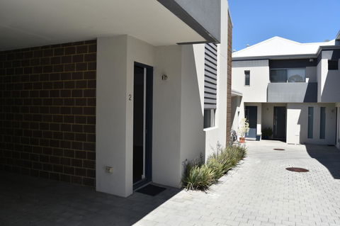Central Executive Townhouse - Accommodation Asia 5