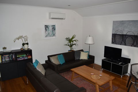 Central Executive Townhouse - Accommodation Asia 4