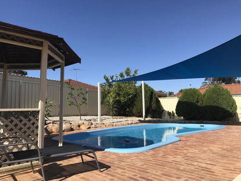Blue Lake Family Retreat - Accommodation Asia 4