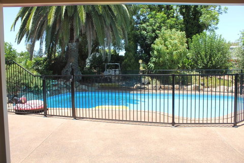 Jacaranda Hideaway Bed & Breakfast - Accommodation Guide 9