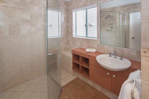 Bayshore Beachside Resort - Accommodation Asia 21