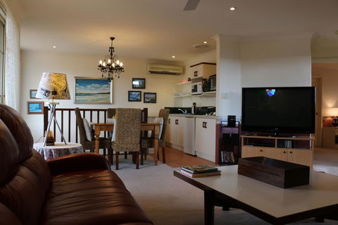 Crossland House - Accommodation Asia 14