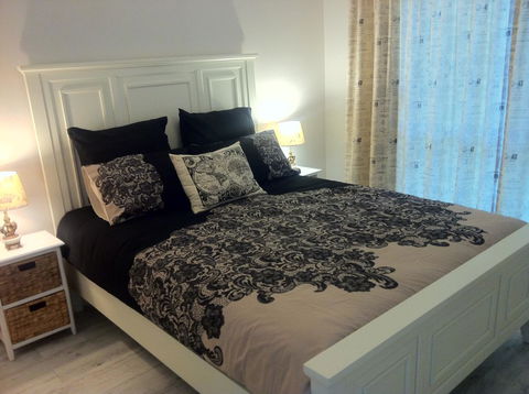 Applegate Lane Chalet - Accommodation Asia 9