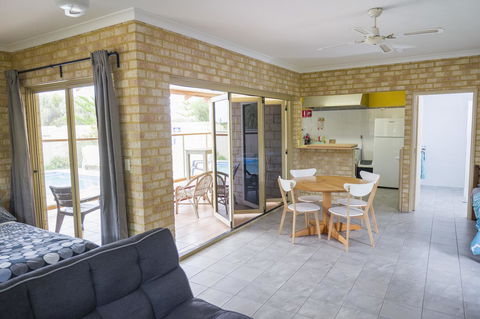 Lancelin Lodge - Accommodation Guide 26