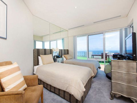 Beachfront Penthouse & Huge Terrace - Accommodation Asia 1
