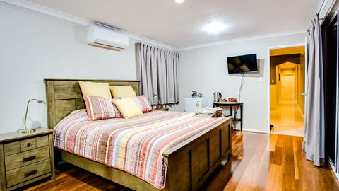 Mullaloo B & B - Accommodation Guide 23