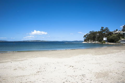 On The Beach Waterfront Apartment - Accommodation Asia 16