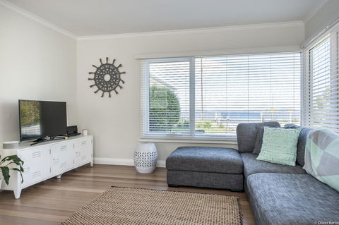 On The Beach Waterfront Apartment - Accommodation Asia 3