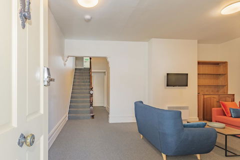 4 Bedroom House - Hobart CBD - Free Parking - Free WIFI - Accommodation Asia 21