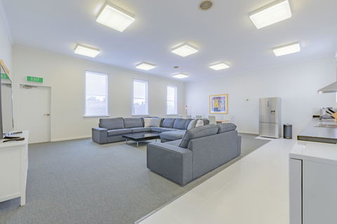 4 Bedroom House - Hobart CBD - Free Parking - Free WIFI - Accommodation Asia 9