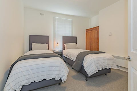 4 Bedroom House - Hobart CBD - Free Parking - Free WIFI - Accommodation Asia 3