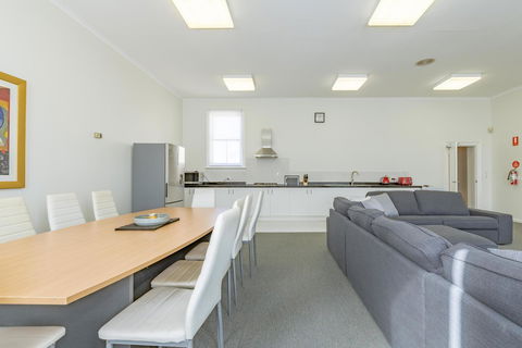 4 Bedroom House - Hobart CBD - Free Parking - Free WIFI - Accommodation Asia 16