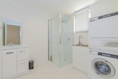 4 Bedroom House - Hobart CBD - Free Parking - Free WIFI - Accommodation Asia 4