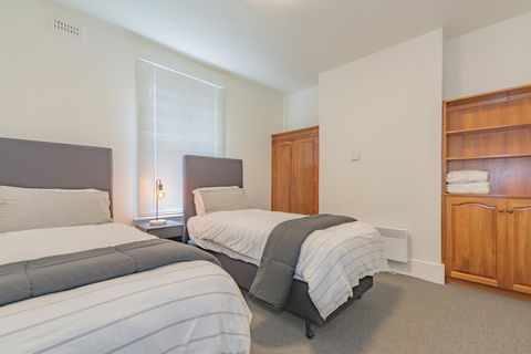 4 Bedroom House - Hobart CBD - Free Parking - Free WIFI - Accommodation Asia 1