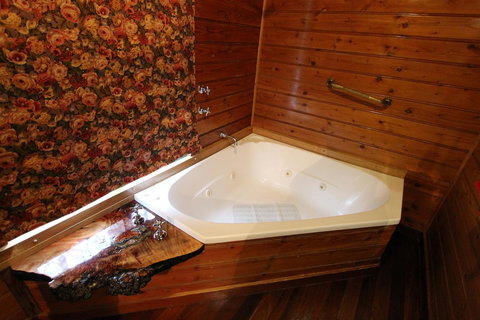 Kerrellie Cottages 2, 4 & 8 Reid Street - Accommodation Asia 11