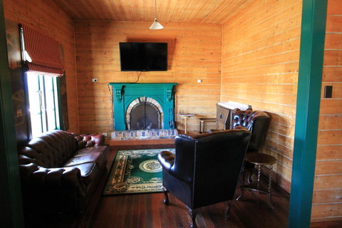 Kerrellie Cottages 2, 4 & 8 Reid Street - Accommodation Asia 5