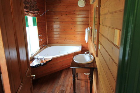 Kerrellie Cottages 2, 4 & 8 Reid Street - Accommodation Asia 17