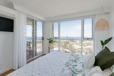 NEW Beautiful 1 Bedroom Beach Views Broadbeach - Accommodation Asia 0