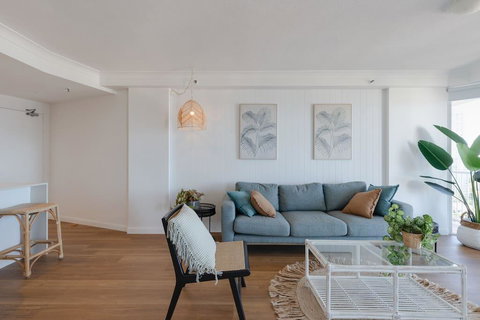 NEW Beautiful 1 Bedroom Beach Views Broadbeach - Accommodation Asia 1