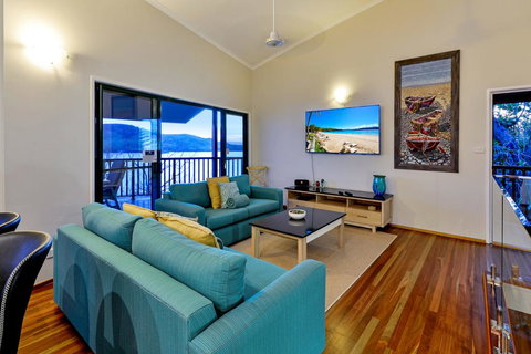 NEWLY BEAUTFULLY RENOVATED 16 The Casuarina - 3 Bedroom House With 180 Degree Ocean Views - Accommodation Asia 3