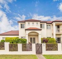 Nice home in the Regatta waters estate close to theme parks - Accommodation Asia