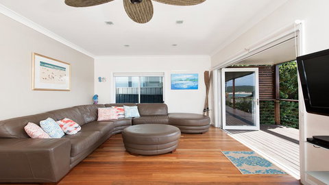 No. 1 Fingal Bay Beach House - The Little Abode - Accommodation Guide 2
