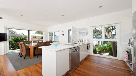 No. 1 Fingal Bay Beach House - The Little Abode - Accommodation Guide 3
