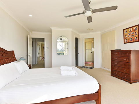 Noble Willow Homestead Lovedale. Super Spacious, With Views And Pool - Accommodation Asia 1