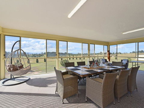 Noble Willow Homestead Lovedale. Super Spacious, With Views And Pool - Accommodation Asia 2