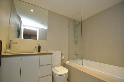 NORTH SYDNEY FULLY SELF CONTAINED MODERN 2 BED APARTMENT (16WAL) - Accommodation Asia 3