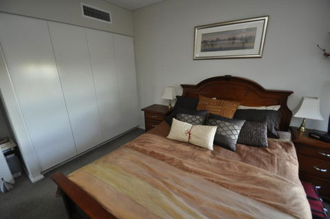 NORTH SYDNEY FULLY SELF CONTAINED MODERN 2 BED APARTMENT (16WAL) - Accommodation Asia 2