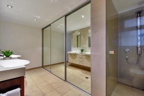 Oceana Darwin Central Oceanfront 3 Bedroom 2 Lounge Room Pool Gym Tennis Court Sleeps 9 - Accommodation China 3