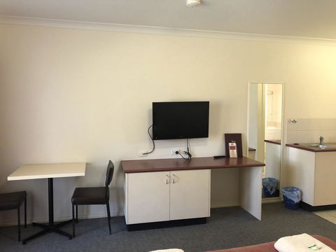 Outback Quarters- Motel Hay - Accommodation Asia 2