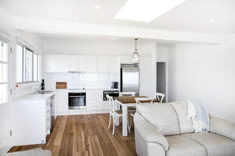 Pa's Beach House - Apartment 2 - Accommodation Guide 3