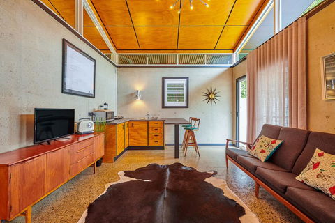 Palm Springs Suite - Accommodation Asia 3