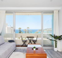 Panoramic Ocean Views in Stylish Manly Apartment