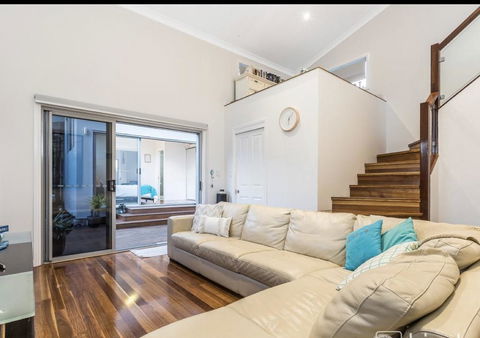 Paradise On The Peninsula - Accommodation Guide 2