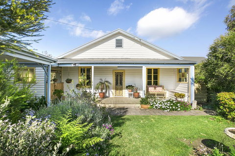 Paws Up Cottage - Accommodation Asia 1