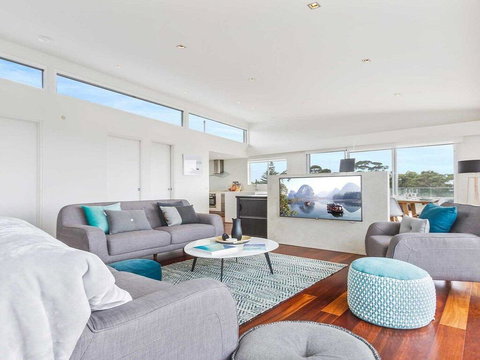 Perpendicular Penthouse - Modern Beachside Apartment - Accommodation Asia 3