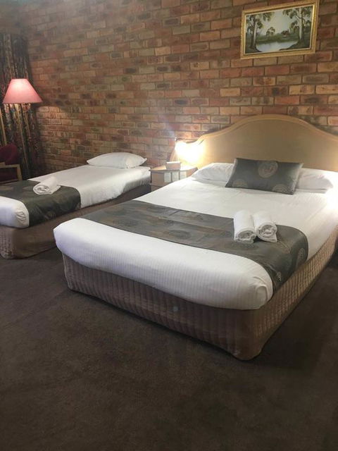 Pines Country Club Motor Inn - Accommodation Asia 3